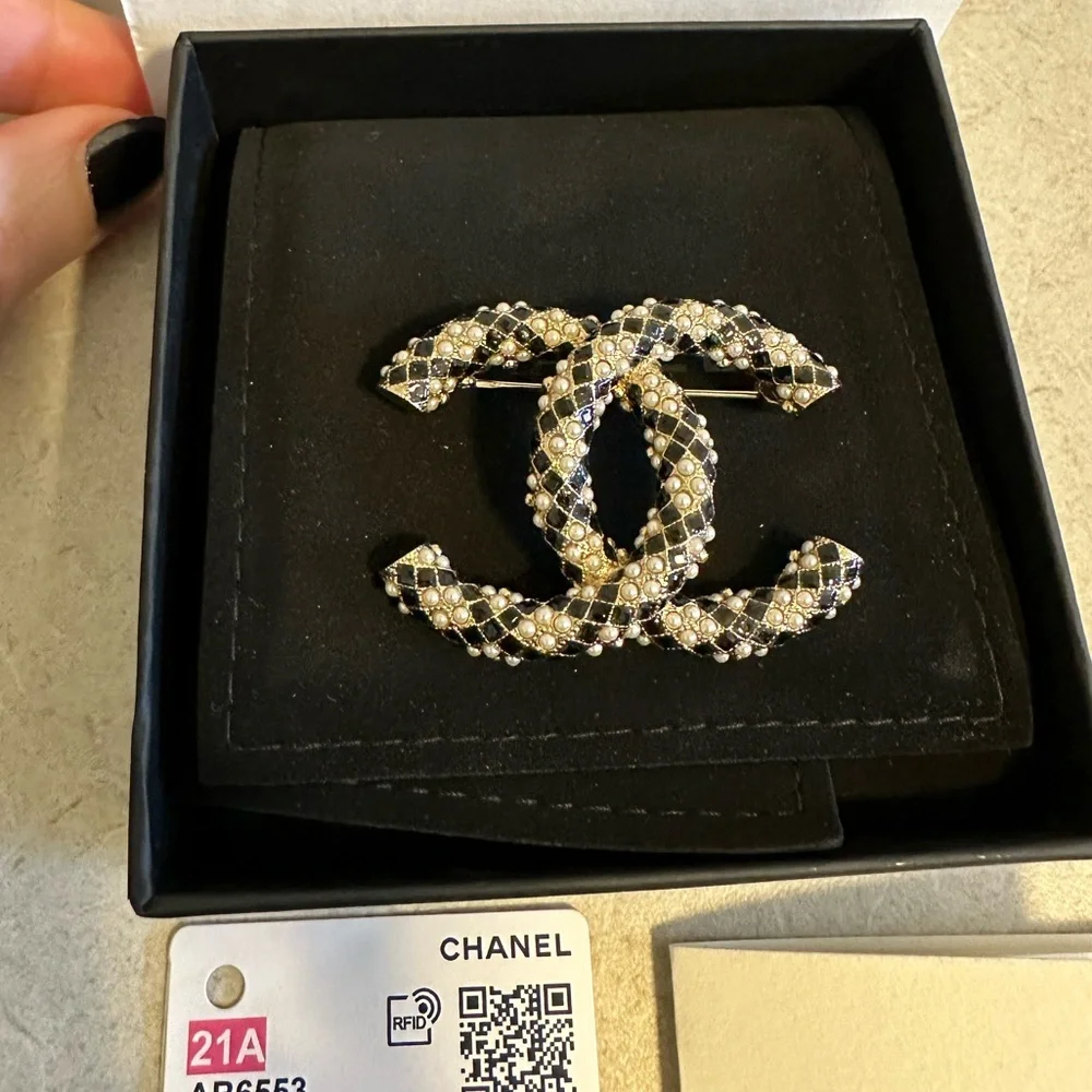 BNW AUTH CHANEL 21A GOLD, PEARLY WHITE & BLACK BROOCH, MADE IN FRANCE